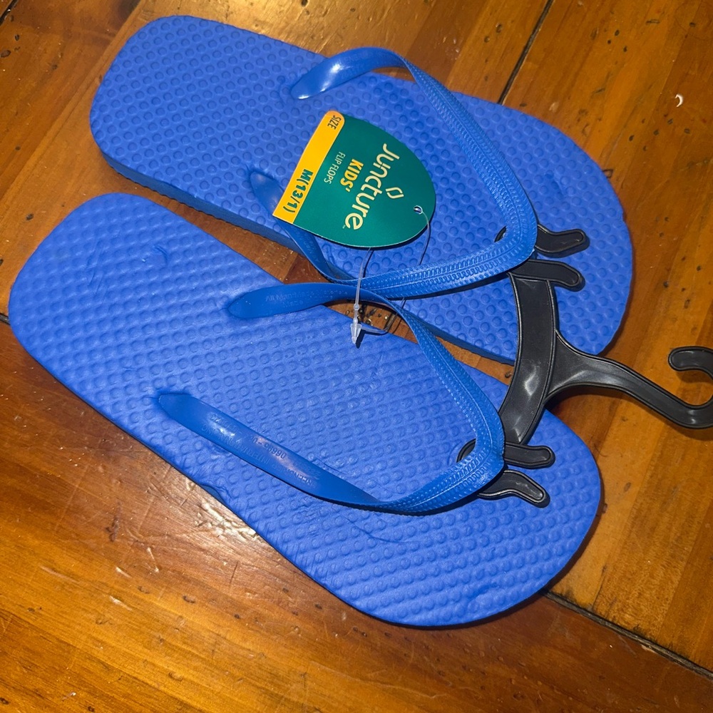 NEW NWT 13/1 Juncture Blue Flip Flops. MUST BE BUNDLED